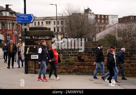 I fan di Rotherham United arrivano davanti alla partita del Campionato Sky Bet all'AESSEAL New York Stadium, Rotherham. Data immagine: Sabato 4 febbraio 2023. Foto Stock