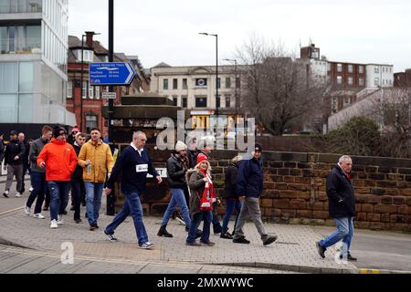 I fan di Rotherham United arrivano davanti alla partita del Campionato Sky Bet all'AESSEAL New York Stadium, Rotherham. Data immagine: Sabato 4 febbraio 2023. Foto Stock