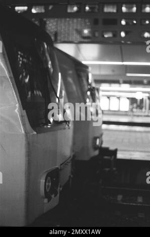 Due treni a due piani NedTrain DDZ alla stazione centrale di Utrecht di notte, Utrecht, Paesi Bassi Foto Stock