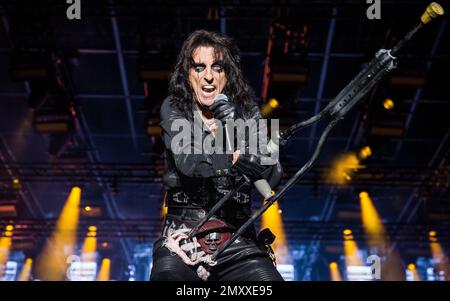 Alice Cooper si esibisce dal vivo sul palco nel giugno 2022 Foto Stock