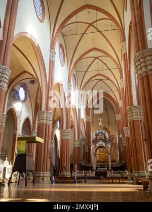 La navata principale e l'altare maggiore di San Petronio, Bologna Foto Stock