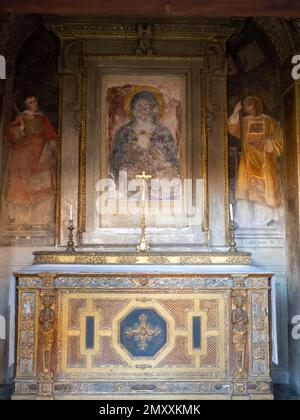 Basilica di Santo Stefano altare con affresco, Bologna Foto Stock