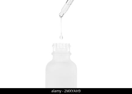 Vasetto bianco in vetro cosmetico. Pipettare con liquido in uscita gocciolante in un vaso. Isolato su sfondo bianco. Acido ialuronico. Siero per il viso. Hydra Foto Stock