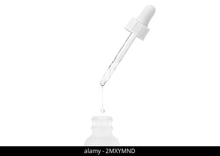 Vasetto bianco in vetro cosmetico. Pipettare con liquido in uscita gocciolante in un vaso. Isolato su sfondo bianco. Acido ialuronico. Siero per il viso. Hydra Foto Stock