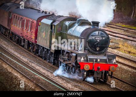 Locomotiva a vapore 45627 chiamata Sierra Leone sulla linea principale della costa occidentale. Usualy chiamato Leander. Foto Stock