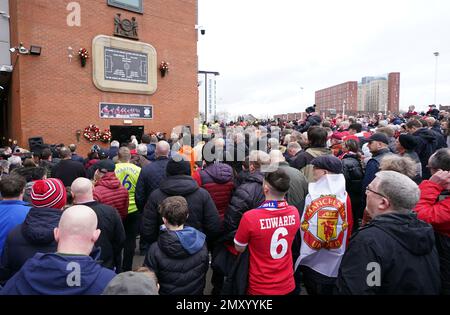 Un fan del Manchester United che porta una maglia Duncan Edwards durante un servizio in memoria del disastro aereo di Monaco al di fuori di Old Trafford, davanti alla partita della Premier League contro Crystal Palace Data immagine: Sabato 4 febbraio 2023. Foto Stock