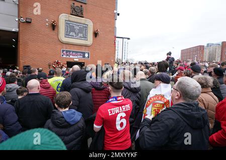 Un fan del Manchester United che porta una maglia Duncan Edwards durante un servizio in memoria del disastro aereo di Monaco al di fuori di Old Trafford, davanti alla partita della Premier League contro Crystal Palace Data immagine: Sabato 4 febbraio 2023. Foto Stock