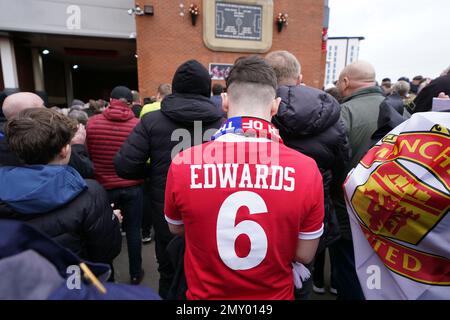 Un fan del Manchester United che porta una maglia Duncan Edwards durante un servizio in memoria del disastro aereo di Monaco al di fuori di Old Trafford, davanti alla partita della Premier League contro Crystal Palace Data immagine: Sabato 4 febbraio 2023. Foto Stock