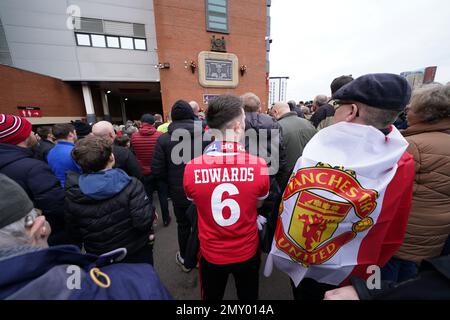 Un fan del Manchester United che porta una maglia Duncan Edwards durante un servizio in memoria del disastro aereo di Monaco al di fuori di Old Trafford, davanti alla partita della Premier League contro Crystal Palace Data immagine: Sabato 4 febbraio 2023. Foto Stock