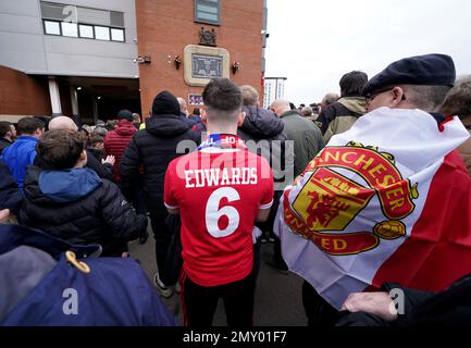 Un fan del Manchester United che porta una maglia Duncan Edwards durante un servizio in memoria del disastro aereo di Monaco al di fuori di Old Trafford, davanti alla partita della Premier League contro Crystal Palace Data immagine: Sabato 4 febbraio 2023. Foto Stock