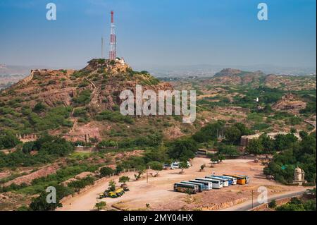 Vista dall'alto della città di Jodhpur con parcheggio auto e torre mobile accanto al forte di Mehrangarh, jodhpur, Rajasthan, India. Cielo blu, sito patrimonio dell'umanità dell'UNESCO Foto Stock