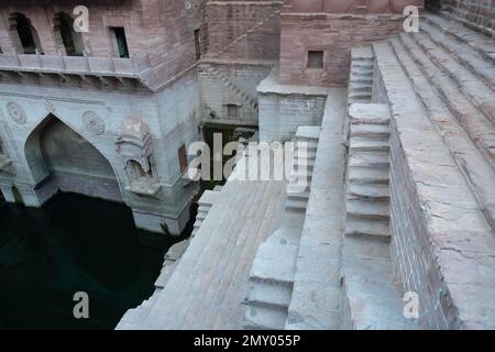 Il pozzo del passo di Toorji, Toorji ki Jhalara, costruito nel 1740.s.s. un pozzo a gradini intagliato a mano costruito per fornire acqua alla popolazione locale, Jodhpur, Rajasthan, India. Foto Stock