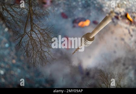 Stoccarda, Germania. 04th Feb, 2023. La torre della televisione di Stoccarda si riflette in una pozza. Credit: Christoph Schmidt/dpa/Alamy Live News Foto Stock