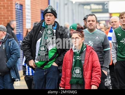 Sheffield, Regno Unito. 04th Feb, 2023. I fan di Plymouth Argyle arrivano durante la partita della Sky Bet League 1 di Sheffield mercoledì vs Plymouth Argyle a Hillsborough, Sheffield, Regno Unito, 4th febbraio 2023 (Photo by Stanley Kasala/News Images) a Sheffield, Regno Unito, il 2/4/2023. (Foto di Stanley Kasala/News Images/Sipa USA) Credit: Sipa USA/Alamy Live News Foto Stock