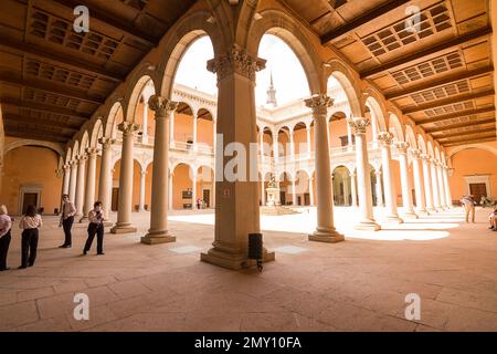 Toledo, Spagna - 21 giugno 2022: Cortile interno e galleria dell'Alcazar di Toledo, Spagna Foto Stock