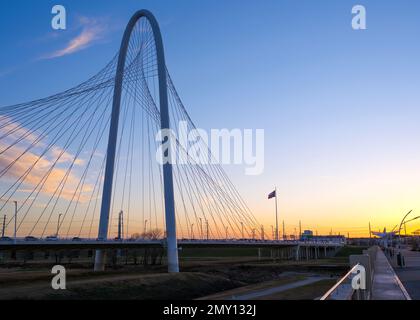 Primo piano del ponte di Margaret Hunt Hill al tramonto Foto Stock