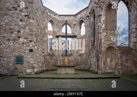 Croce alla Chiesa di Aegidien (Aegidienkirche) rovine memoriale di guerra - Hannover, bassa Sassonia, Germania Foto Stock