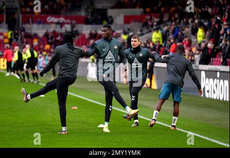 Paul Onuachu di Southampton si scalda con i compagni di squadra prima della partita della Premier League al GTECH Community Stadium, Londra. Data immagine: Sabato 4 febbraio 2023. Foto Stock