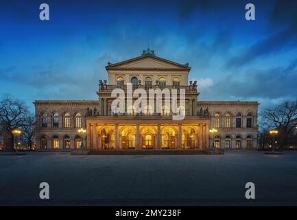 Teatro dell'Opera di Hannover di notte - Hannover, bassa Sassonia, Germania Foto Stock