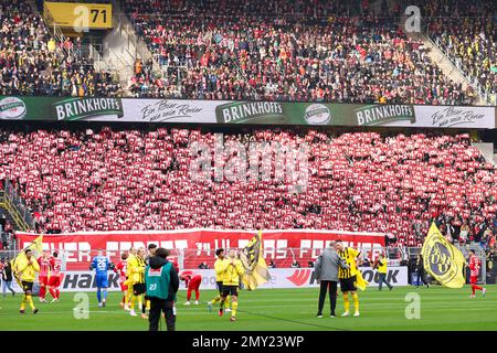 DORTMUND, GERMANIA - 4 FEBBRAIO: Tifosi SC Freiburg durante la partita della Bundesliga tra Borussia Dortmund e SC Freiburg al Signal Iduna Park il 4 febbraio 2023 a Dortmund, Germania (Foto di Marcel ter Bals/Orange Pictures) Foto Stock