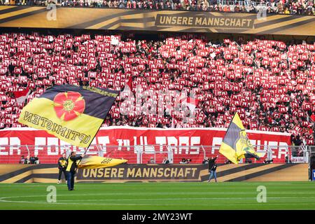 DORTMUND, GERMANIA - 4 FEBBRAIO: Tifosi SC Freiburg durante la partita della Bundesliga tra Borussia Dortmund e SC Freiburg al Signal Iduna Park il 4 febbraio 2023 a Dortmund, Germania (Foto di Marcel ter Bals/Orange Pictures) Foto Stock