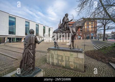 Gottingen Seven Monument con re Ernst August e Wilhelm Eduard Albrecht statue - Hannover, Germania Foto Stock