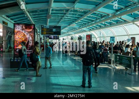 Il terminal passeggeri della sala di partenza dell'aeroporto Santos Dumont è affollato di passeggeri in attesa di salire a bordo dei suoi voli in una mattina presto estiva. Foto Stock