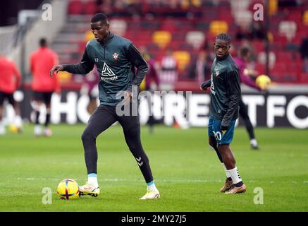 Paul Onuachu di Southampton e Kamaldeen Sulemana (a destra) si riscaldano prima della partita della Premier League al GTECH Community Stadium, Londra. Data immagine: Sabato 4 febbraio 2023. Foto Stock