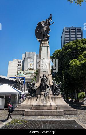 Monumento al maresciallo Floriano Peixoto che sorge nel mezzo di piazza Floriano nel quartiere Centro sotto la mattina d'estate sole cielo blu chiaro. Foto Stock