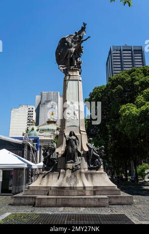 Monumento al maresciallo Floriano Peixoto che si trova nel mezzo di piazza Floriano nel quartiere Centro di Rio de Janeiro sotto la mattina d'estate cielo blu chiaro. Foto Stock