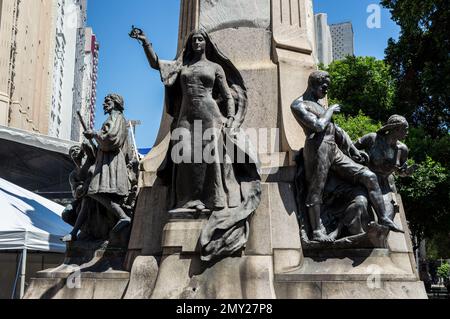 Vista ravvicinata del Monumento alla base del Maresciallo Floriano Peixoto che sorge nel mezzo di piazza Floriano nel centro di Rio de Janeiro sotto il cielo sereno Foto Stock