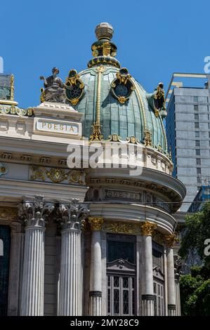 Torre sinistra cupola vista del Teatro Comunale (Teatro Municipale) in piazza Floriano e via Evaristo da Veiga sotto estate mattina cielo blu soleggiato. Foto Stock