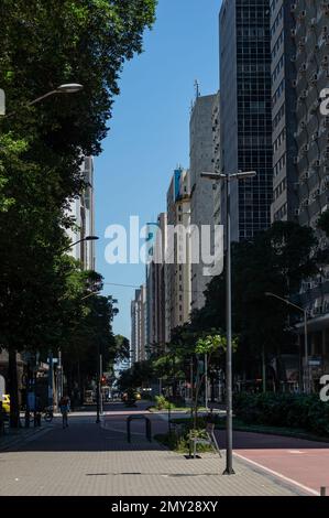 Ampia vista degli edifici commerciali del viale Rio Branco, vicino alla fermata del tram Carioca, situata nel quartiere Centro, sotto la mattina d'estate soleggiato cielo blu chiaro. Foto Stock