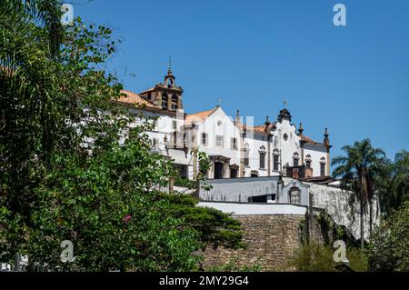 Vista parziale della chiesa e del convento di Santo Antonio, come si vede da piazza Largo da Carioca nel quartiere Centro, sotto la mattina d'estate sole cielo blu chiaro. Foto Stock