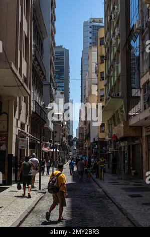 Vista dell'affollata strada lastricata di Rosario, vicino all'angolo con via uruguaiana nel quartiere Centro sotto la mattina d'estate sole cielo blu chiaro. Foto Stock