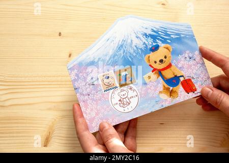 Posukuma Postcard, Mascotte Japan Post, cartolina giapponese, francobolli giapponesi, orso postale carino Kawaii, orsacchiotto giapponese, cartolina giapponese Foto Stock