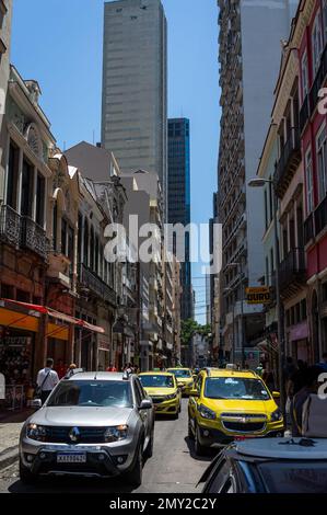 Ampia vista della strada di Buenos Aires circondata da alti edifici a torre, vicino alla strada uruguaiana nel quartiere Centro sotto il cielo blu della mattina d'estate. Foto Stock