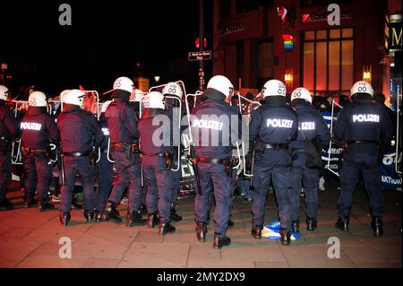 Vienna, Austria. Gennaio 24, 2014. Durante le manifestazioni contro la palla accademica nella Hofburg di Vienna ci sono stati rivolte e danni alla proprietà Foto Stock