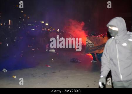 Vienna, Austria. Gennaio 24, 2014. Durante le manifestazioni contro la palla accademica nella Hofburg di Vienna ci sono stati rivolte e danni alla proprietà Foto Stock