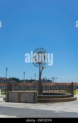 Il cauldron olimpico recintato 2016 più piccola replica situato nel mezzo del Boulevard Olimpico (Boulevard Olimpico) sotto estate pomeriggio cielo blu chiaro Foto Stock