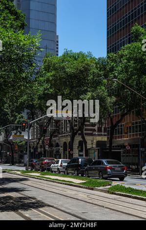 Le auto si fermano al semaforo rosso vicino all'incrocio di Rio Branco avenue con Buenos Aires strada sotto estate pomeriggio soleggiato cielo blu chiaro. Foto Stock