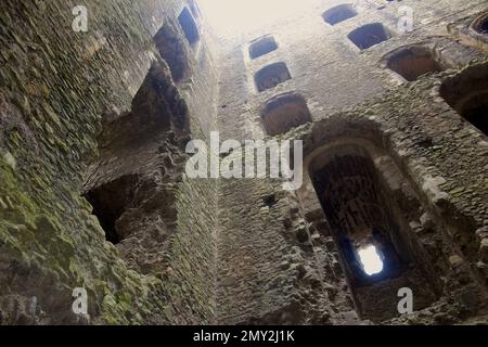 All'interno delle rovine del castello di Rochester, guardando la struttura in pietra di Rochester Kent, Inghilterra, Regno Unito Foto Stock