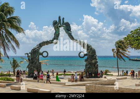 La statua di bronzo di Portal Maya che forma un'entrata ad arco al Parque los Fundadores a Playa del Carmen, penisola di Yucután, Messico Foto Stock