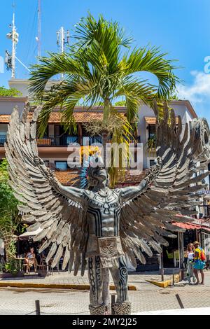 Gruppo di statue di bronzo raffiguranti figure eroiche maya, Playa del Carmen, Messico Foto Stock