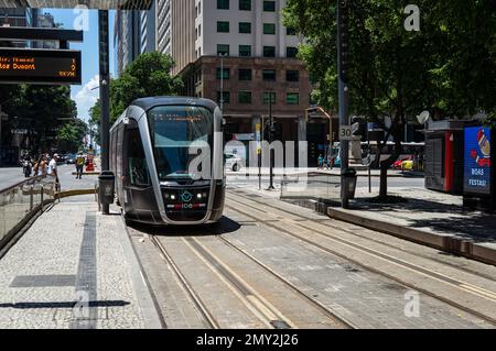 Un tram VLT Carioca ferma alla fermata del tram Candelaria in Avenida Rio Branco per prendere i passeggeri e dirigersi alla stazione dell'aeroporto Santos Dumont. Foto Stock