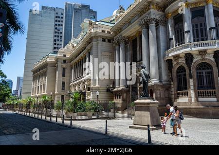 Vista laterale del Teatro Municipale (Teatro Municipale) sul viale Treze de Maio, vicino a piazza Floriano nel quartiere Centro sotto il cielo azzurro dell'estate. Foto Stock