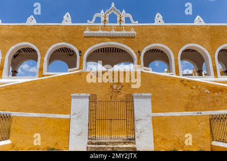 Archi del Monastero di San Antonio de Padova a Izamal, Yucatan, Messico Foto Stock