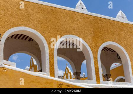 Archi del Monastero di San Antonio de Padova a Izamal, Yucatan, Messico Foto Stock