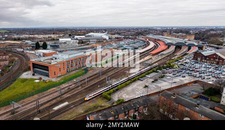 Una vista aerea degli edifici e dell'area circostante della stazione ferroviaria di York, che include il centro di segnalazione York ROC nel North Yorkshire Foto Stock