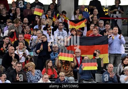Treviri, Germania. 04th Feb, 2023. Tennis, uomini: Coppa Davis - turno di qualificazione, qualificazione, Germania - Svizzera; doppie. I tifosi allietano con le bandiere dagli stand. Credit: Harald Tittel/dpa/Alamy Live News Foto Stock